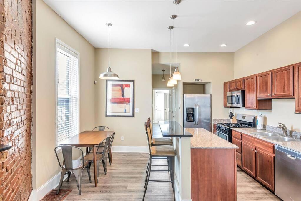 Two-story Cozy Unit For Groups Stl Side A Hébergement de vacances Tower Grove